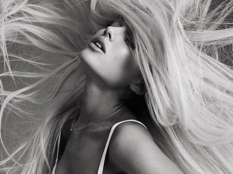 Ariana Grande mostra o poder feminino em ‘God Is A Woman’