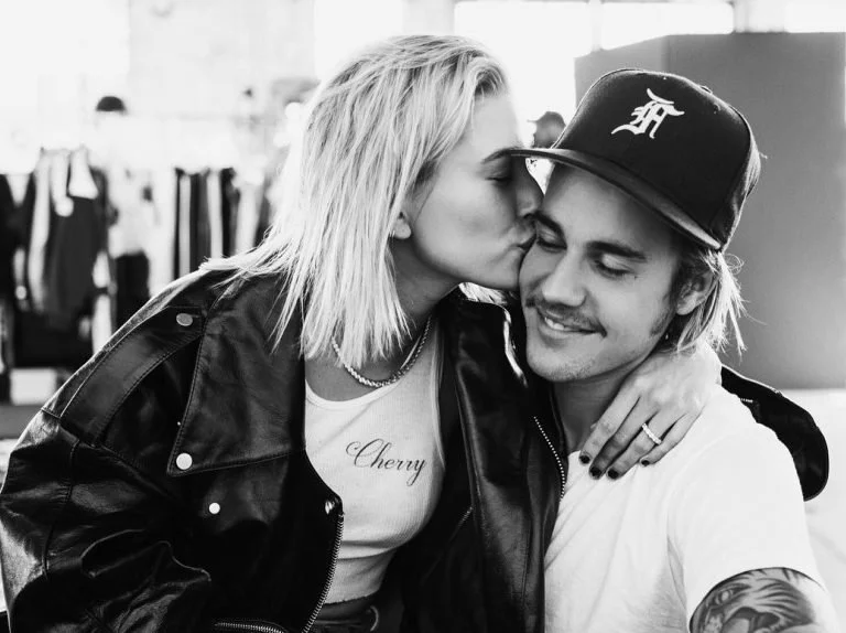 Justin Bieber responde rumores de noivado da melhor maneira possível