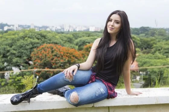 ESTHER MARCOS LANÇA CLIPE DE "VOU TE ENCONTRAR"