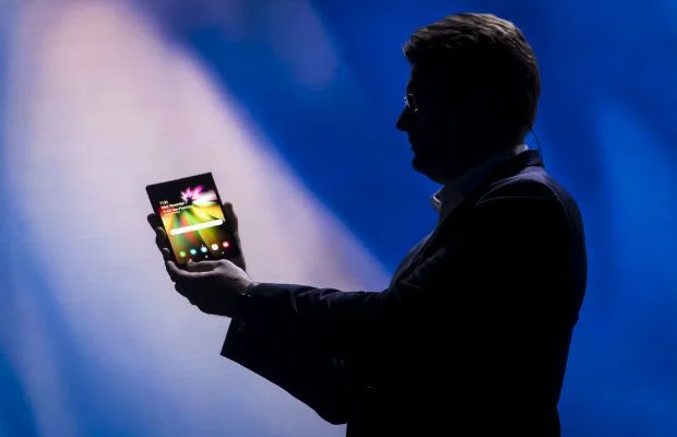 Samsung anuncia novo smartphone com tela dobrável, vem entender