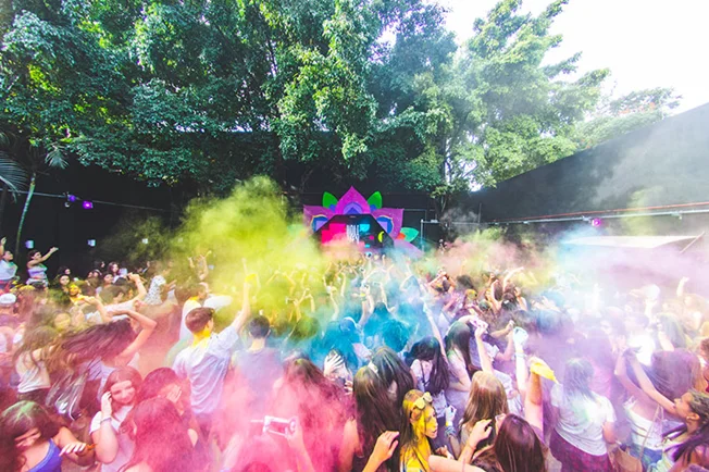 Quer indicação de rolê pro "findê"? Vem aí, Holi Teen!