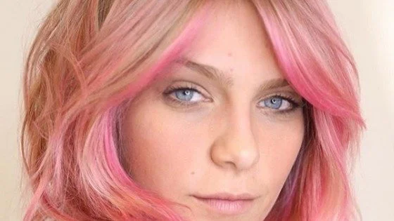 Que diva! Isabella Santoni pinta o cabelo de rosa
