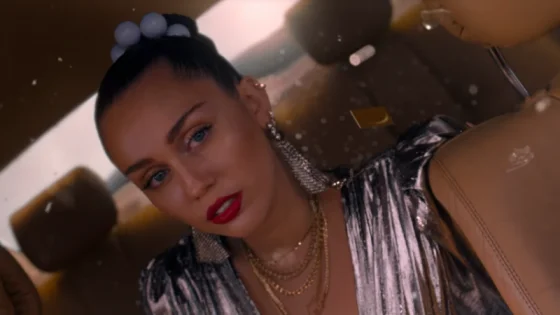 “NOTHING BREAKS LIKE A HEART”: VEM ENTENDER AS REFERÊNCIAS DO VIDEOCLIPE!