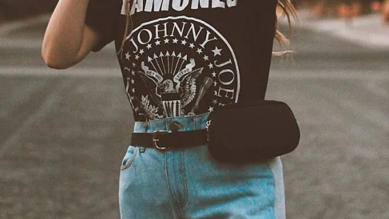 Moda: t-shirt lettering e belt bag são as queridinhas das celebridades