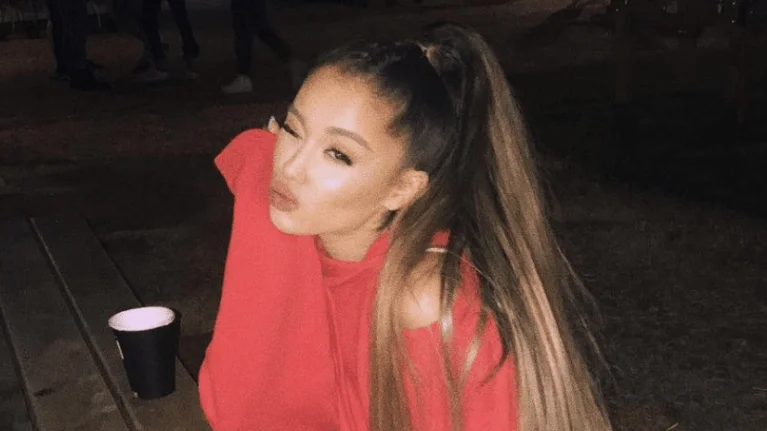 Ariana Grande mostra pela primeira vez seu cabelo natural