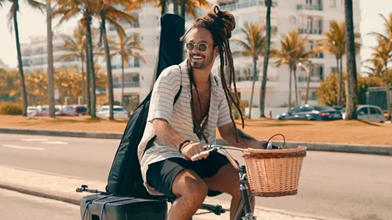 Gabriel Elias lança clipe praiano da música “Fiz Esse Som Pra Você”