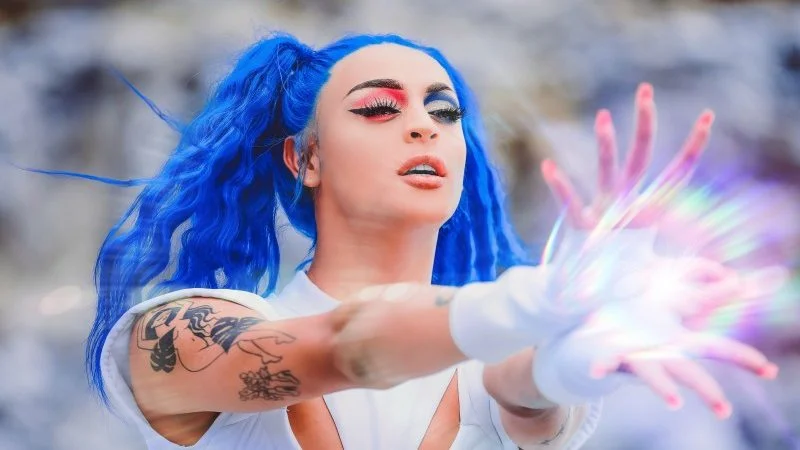 Pabllo Vittar viaja para outro planeta no clipe de Buzina