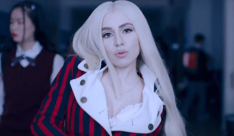 Nova música de Ava Max aborda tema complicado na adolescência