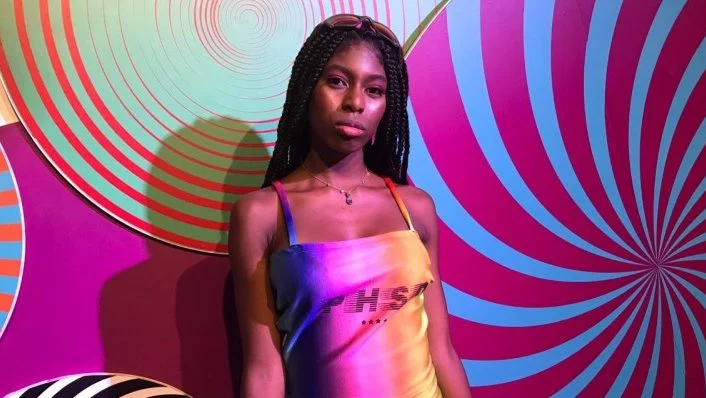 15 anos de Mc Soffia tem girl power, rap e muito neon