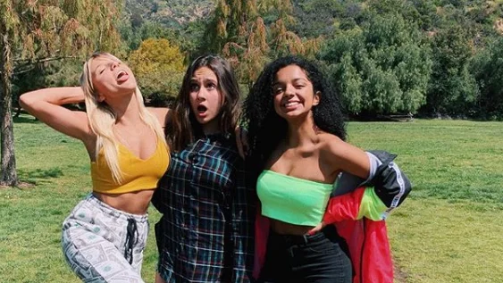 BFF Girls se divertem em parque de diversões em Los Angeles