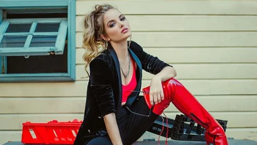 Giovanna Chaves está apaixonada no clipe de 'Leva Eu'