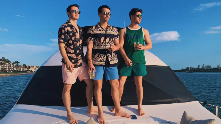 Jonas Brothers dançam funk e forró em vídeo do Twitter