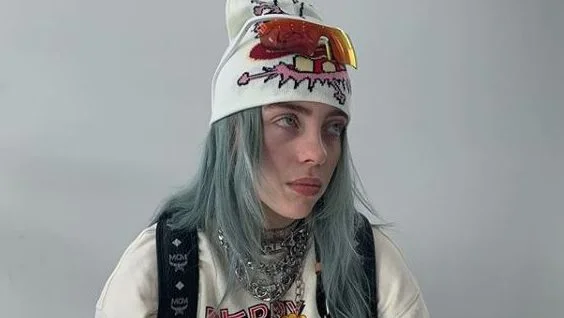 Billie Eilish lança boneca inspirada no clipe 'You Should See Me In a Crown'