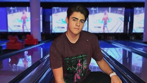 Enrico comemora seus 17 anos com muito hambúrguer e boliche