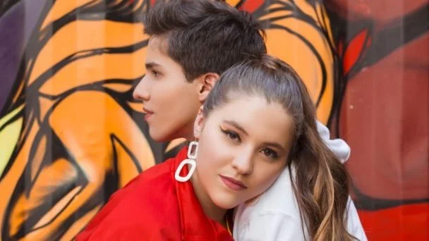 Dupla Jolt lança clipe dançante de 'Naquele Lugar'