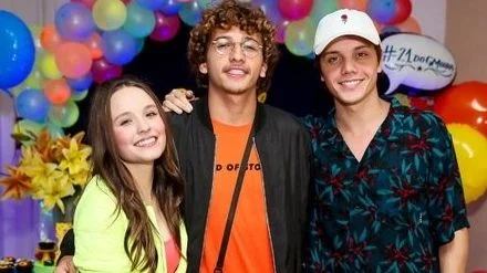 Gabriel Moura ganha festa surpresa de familiares e amigos famosos