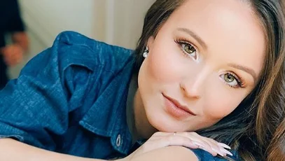 Larissa Manoela janta nas alturas com outros influencers