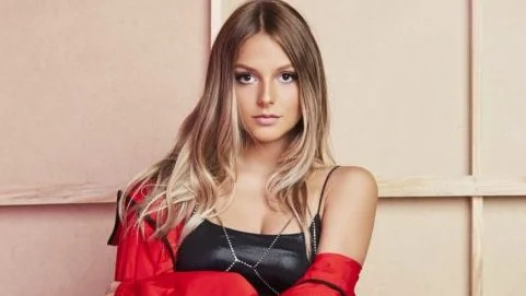 Laura Schadeck está mais madura no clipe de 'A Gente Não Para'