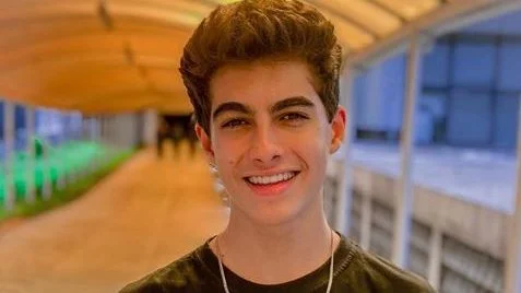 Ator, modelo, cantor, dançarino e influencer! Esse é Lucas Burgatti!