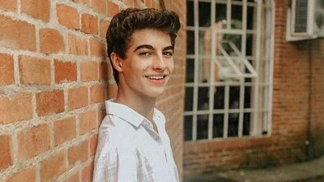 Lucas Burgatti ama música e atuação: "Não sei escolher!"