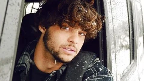 Copie o estilo de Noah Centineo, o astro da Netflix