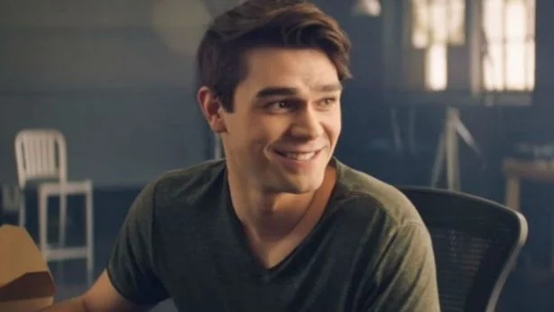 KJ Apa, de 'Riverdale', protagoniza 'Nosso Último Verão', novo filme da Netflix