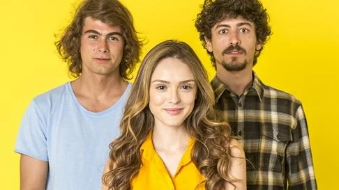Veja detalhes retrô nos looks de ‘Verão 90' que são tendência