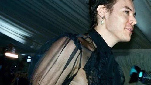 Por que o look do Harry Styles no Met Gala causou tanta polêmica?
