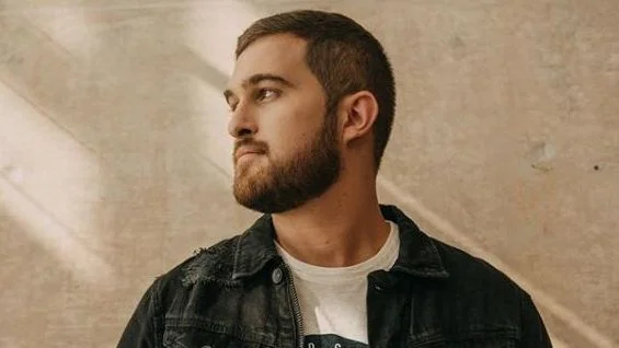 Ian Alone, ex-'The Voice Brasil', lança single em formato ao vivo