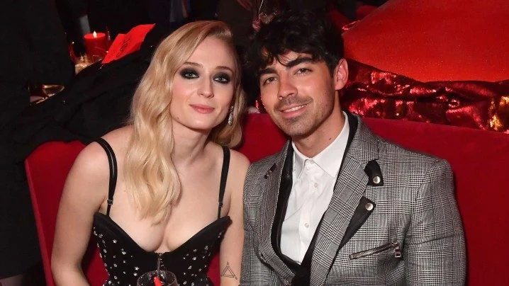 Joe Jonas e Sophie Turner se casam de repente em Vegas