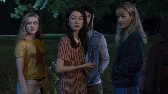 Quais perguntas não foram respondidas no final de 'The Society'?