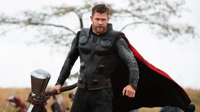 Chris Hemsworth teve problema nas costas graças ao traje de Thor em 'Ultimato'