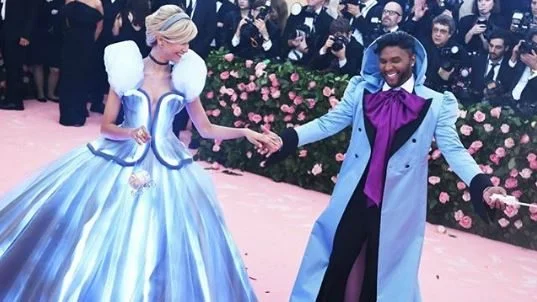 Zendaya vira Cinderela e aparece com vestido 'mágico' no Met Gala