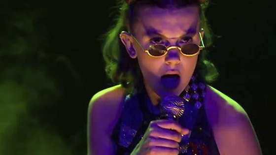 Você sabia que a Millie Bobby Brown arrasa cantando?