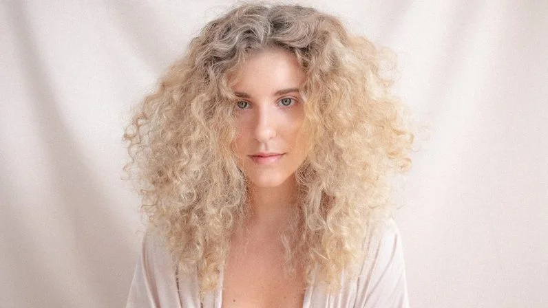 Rebeca une R&B, indie pop, MPB em álbum de estreia “Corar”