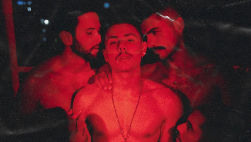 Renan Cavolik só quer um crush no clipe de 'Colo'