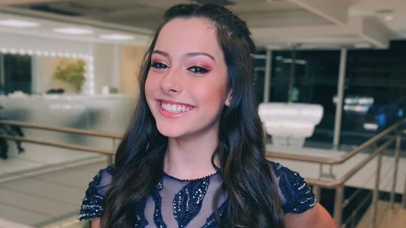 Juju Franco comemora 1 milhão de seguidores com festa divertida