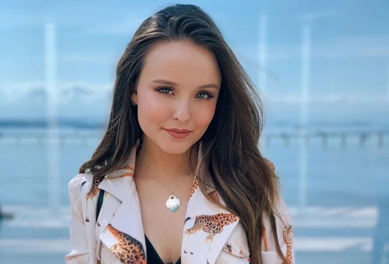 Novo álbum de Larissa Manoela se chamará 'Além do Tempo'