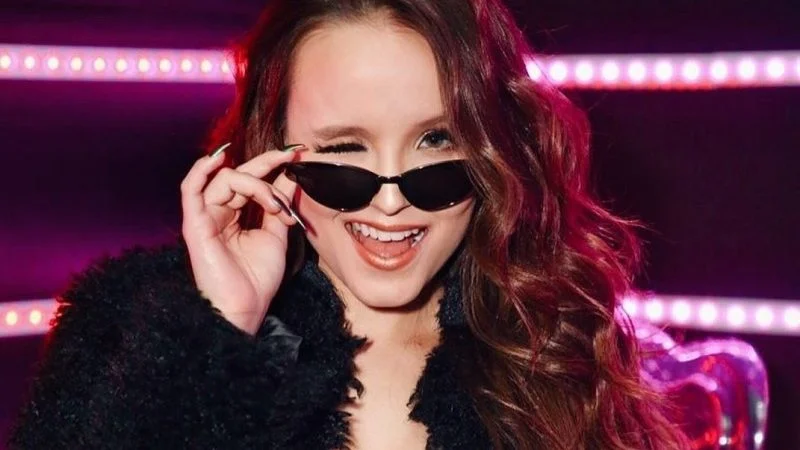 Larissa Manoela está bem diva do pop na gravação de 'Hoje a Noite é Nossa'