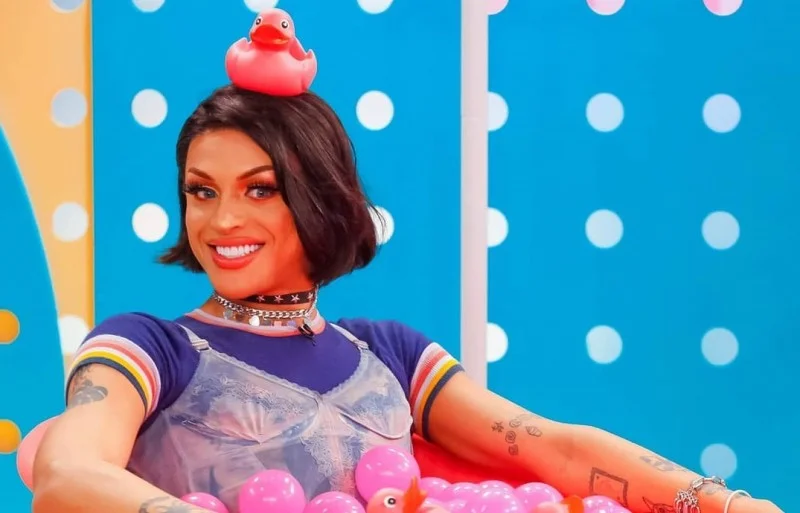 Pabllo Vittar agita 'Programa da Maisa' ensinando gírias LGBTQ+ e maquiando Carlos Alberto