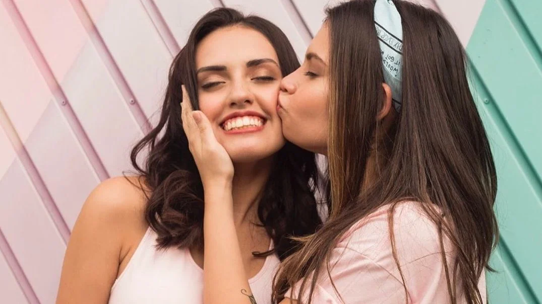 Mesmo se dando bem, Carol & Vitoria confessam ter personalidades diferentes