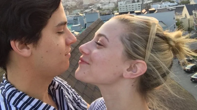 Namoro de Cole Sprouse e Lili Reinhart pode ter chegado ao fim