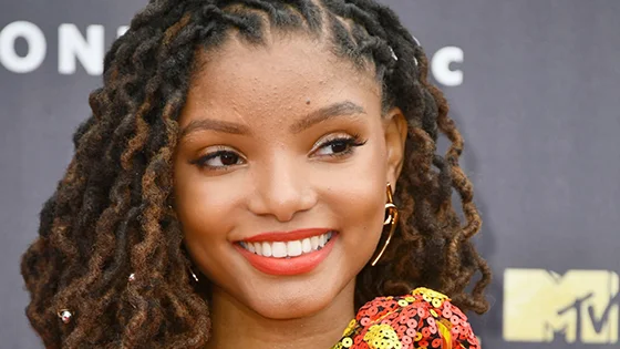 Conheça a carreira musical de Halle Bailey, a nova Pequena Sereia