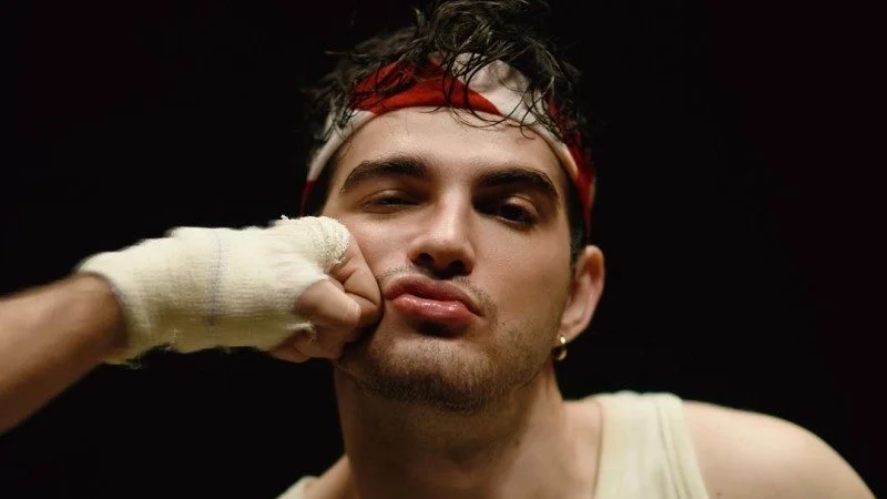 Jão vira lutador e derrota seus oponentes no clipe de ‘Louquinho’