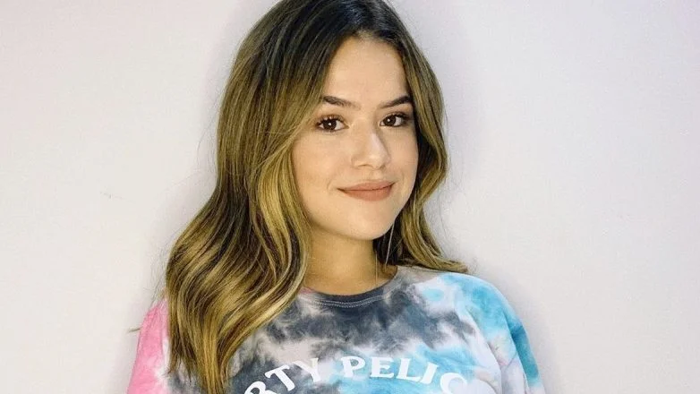 Maisa posta foto fingindo estar noiva de Nicholas Arashiro