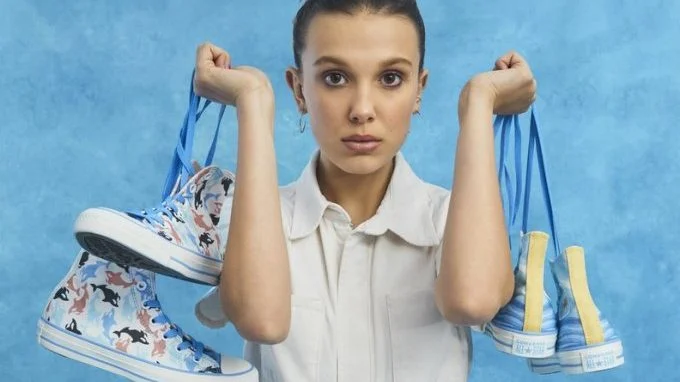 Mille Bobby Brown lança coleção de tênis customizáveis com a Converse