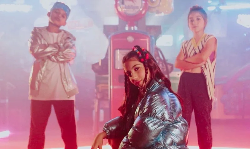 Taby contamina fliperama com o vírus ‘Travadinha’ em novo clipe