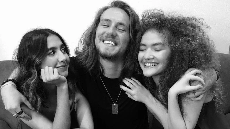 Anavitória e Vitor Kley curtem a natureza no clipe de ‘Pupila’