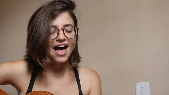 Conheça o pop apaixonante e suave de Ariel Mançanares