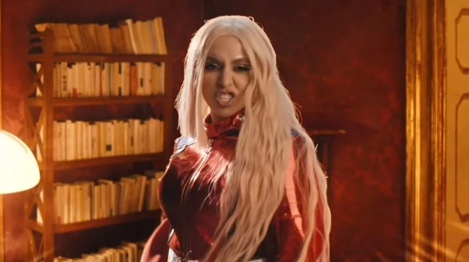 Ava Max vira uma heroína e se vinga do boy no clipe de ‘Torn’